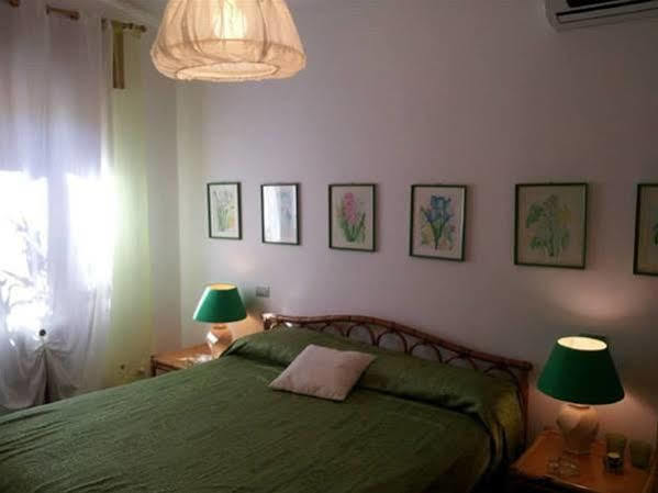 Bed & Breakfast Yin & Yang San Pantaleo Eksteriør billede
